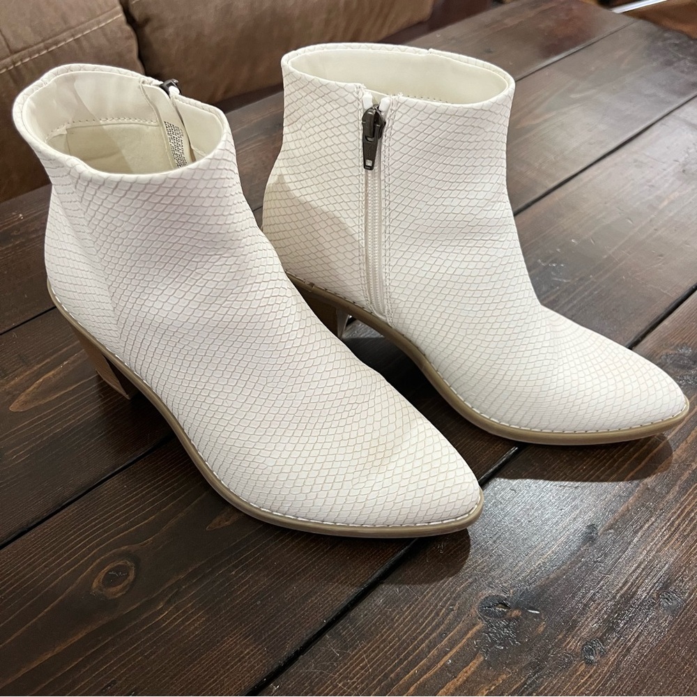 Universal Thread Boots - image 1